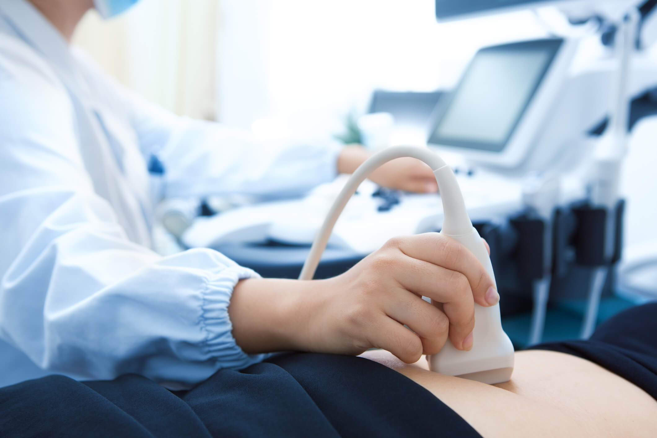 Mujer embarazada se hace un ultrasonido como parte de los cuidados prenatales