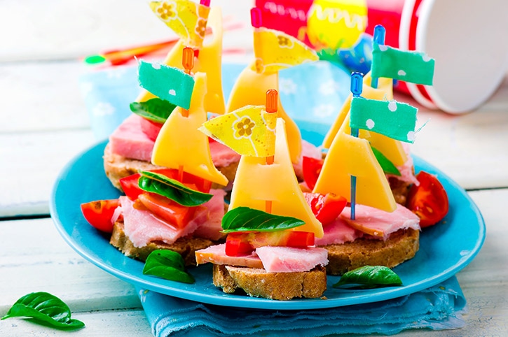 Sandwiches en forma de barcos con jamón y queso