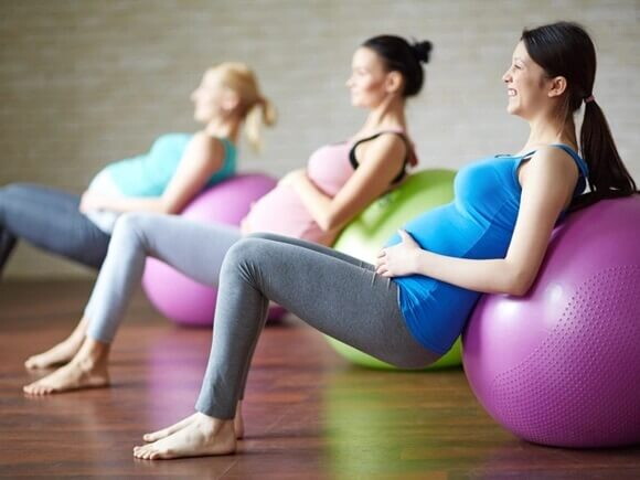 mujeres embarazadas realizando ejercicios de pilates