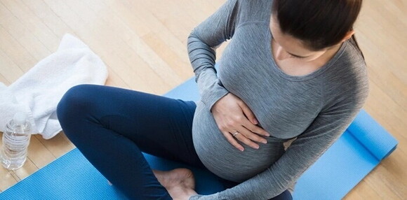 Mujer embarazada sentada realizando ejercicios